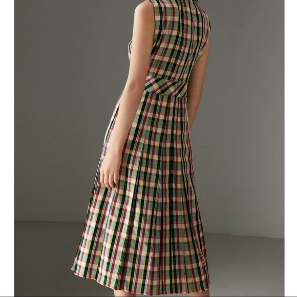 ☀️Host Pick☀️Burberry dress - Sleeveless Pleated, Georgette - Picture 2 of 10